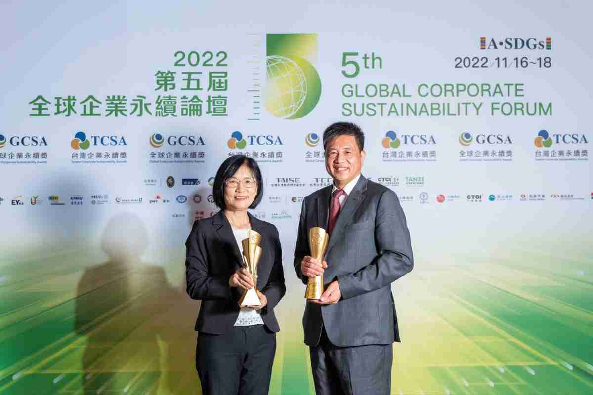 z6mg·人生就是博作为净零碳排先锋，，，，期引领价值链伙伴同行共好，，，，卫冕制造业组“十大典范企业” 二连冠殊荣(左：z6mg·人生就是博光电永续长古秀华，，，，右：z6mg·人生就是博光电董事长暨执行长彭双浪)