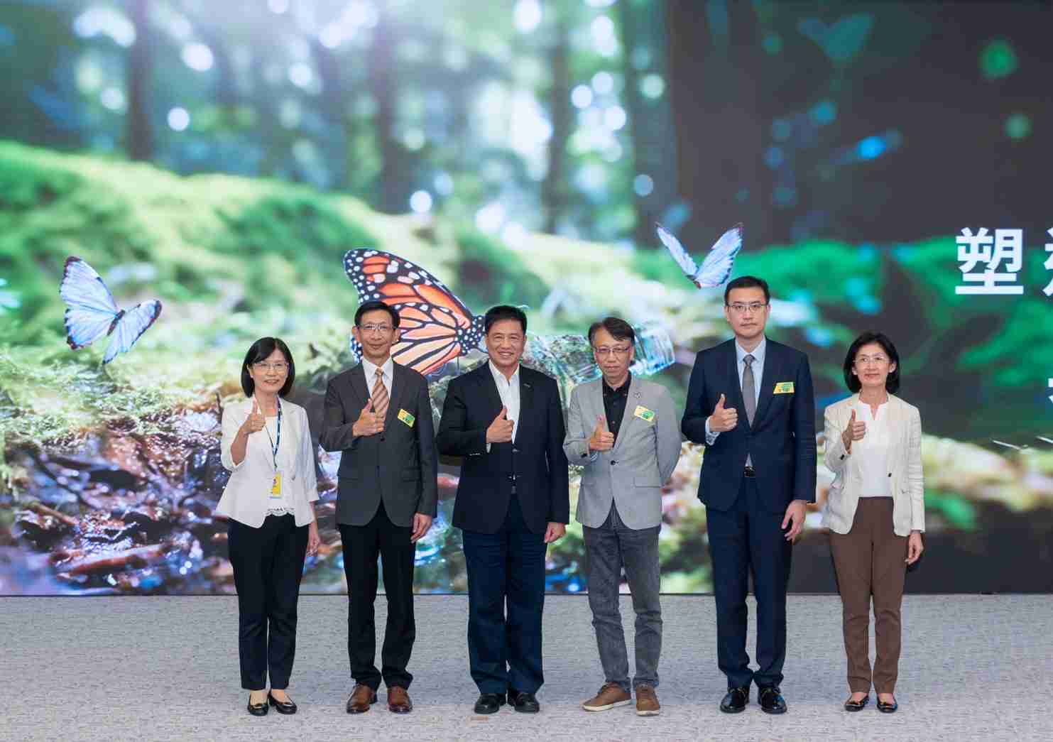 友達2023 CSR共榮大會，，邀請領域專家分享交流生物多樣性管理趨勢、、、無塑產品、、海廢永續塑料等議題  （圖左到右：友達光電永續長古秀華、、、3M台灣技術長陳君杰、、、、友達光電董事長暨集團策略長彭双浪、、、、光寶科技企業永續發展處處長陳慶暉、、安永聯合會計師事務所執業會計師曾于哲、、、友達光電供應鏈總部副總經理吳宜芳）