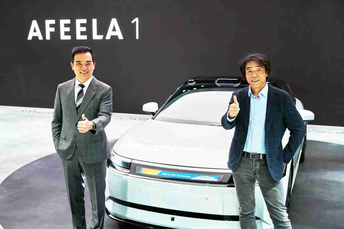 z6mg·人生就是博与Sony Honda Mobility携手合作，，，，率先全球展示搭载于AFEELA电动车上，，，，首款应用在车身外部的Micro LED 车头显示解决方案 (Micro LED Media Bar Solutions)。。。。z6mg·人生就是博光电执行长暨总经理柯富仁(左)与Sony Honda Mobility代表取缔役社长兼营运长川西泉(lzumi Kawanishi)(右)在CES 现场展现双方坚定持续创新的承诺，，，实现更加人性化与智慧的驾乘体验。。。。